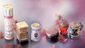 画像:当時のクリーム、化粧水などの容器