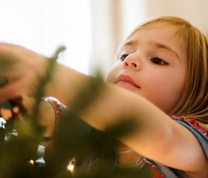 Report on "PAINT HOPE on TREE" art event in Tokyo with colorful paint made from cosmetics that could not be marketed as the final products.