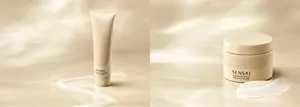 Nourishing Conditioner in einer Tube, umhüllt von einem Band mit cremiger Textur und Enriching Mask Tiegel mit einer reichhaltigen cremigen Textur im Vordergrund