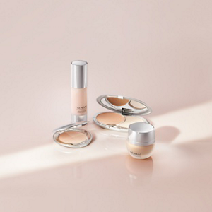 Prodotti Cellular Performance Foundation visualizzati su sfondo rosa-beige.