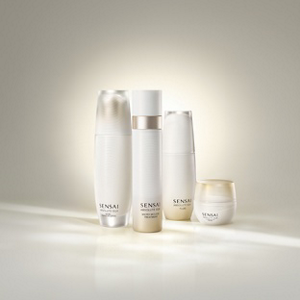 Produits Absolute Silk présentés avec un arrière-plan blanc.
