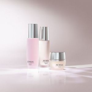 Produits Cellular Performance présentés avec un arrière-plan rose clair.