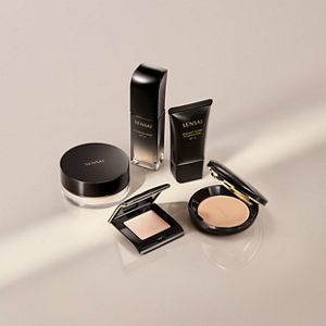Prodotti Foundation visualizzati su sfondo beige.