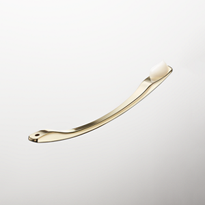 En liten porsjon av hvit krem på en gyllen spatel