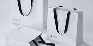 Drei Sensai-Einkaufstaschen auf einer Tischplatte dekoriert.
