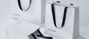 Drei Sensai-Einkaufstaschen auf einer Tischplatte dekoriert.