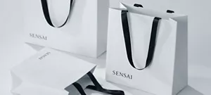 Drei Sensai-Einkaufstaschen auf einer Tischplatte dekoriert.