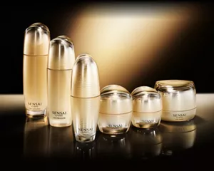 UTM シリーズ商品が並んでいるイメージくらい背景に商品が金色に光りながら並んでいる