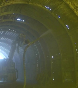 花王のコンクリート用界面活性剤型増粘剤の添加有・無でのトンネルの吹付コンクリート工事時の粉じん防止効果の比較写真。左写真が無添加、コンクリートのリバンウンドあり、飛散量が多い。