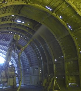 右写真が添加、コンクリートのリバンウンドなく、飛散量が少ない。