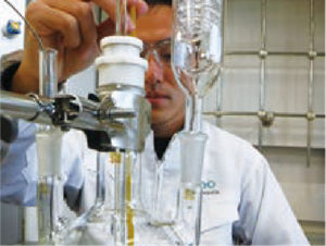 化学合成を行う花王クエーカー社員