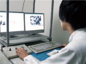 PCを用いて鋳物の表面状態を解析している花王社員