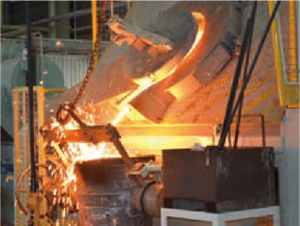 鋳物センターで鋳込み実験を行っている写真