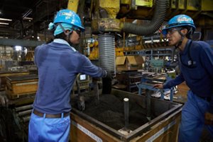 鋳型造型ラインの作業風景