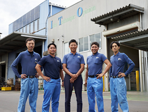 札幌高級鋳物株式会社、代表取締役奥田由利氏(左)と取締役製造部長の小椋博樹氏(右)