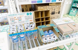 段ボールの形の改良や、製品を詰めるときの工夫がわかる展示