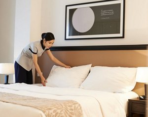 Scene02 客室清掃の方に 気になるニオイを解消。快適な空間づくりのお手伝いをします。