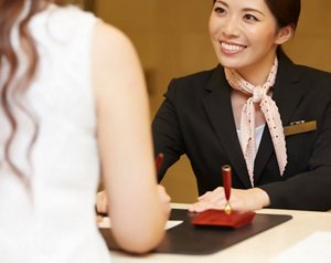 Scene03 従業員様に 汗のニオイを気にさせない。1日中自信を持って働けます。