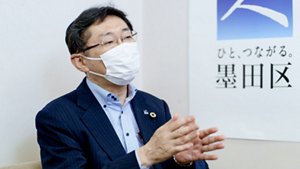 インタビューに回答する岩瀬さんの写真