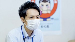 インタビューに回答する菅沼さんの写真