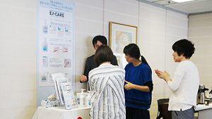 セミナー参加者に「エクスケアコンパクト泡ハンドウォッシュ」の説明をするKPSスタッフの写真①