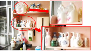 大量の持ち込みのボトルが置かれた手洗場の画像。