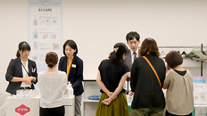 セミナー参加者に商品の説明をするKPSスタッフの写真