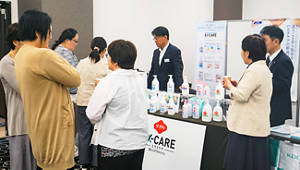 セミナー参加者に「エクスケアコンパクト泡ハンドウォッシュ」の説明をするKPSスタッフの写真①