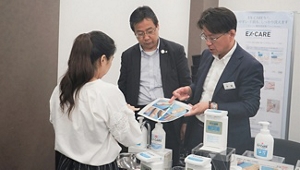 セミナー参加者に「エクスケアコンパクト泡ハンドウォッシュ」のパンフレットを渡すKPSスタッフの写真②
