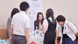 セミナー参加者に商品の説明をするKPSスタッフの写真