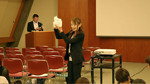 大人用紙おむつのフィッティング講習で、講師を担当した花王プロフェッショナル・サービス社員の写真