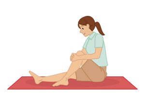 マットを敷いた床に長座し、左足を曲げているイラスト