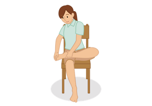 肘置きのない椅子に座って、左の足首を右の太ももの上に載せているイラスト