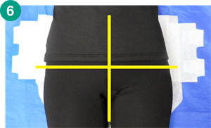 6.おむつが体に対して左右対象に置かれていることを示す画像。