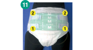 11.おむつのテープをとめる位置を示す画像。