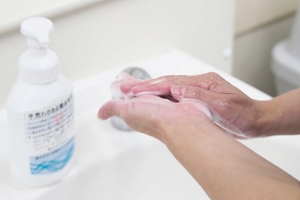 ソフティ エクスケア 泡ハンドウォッシュで手洗いをしている画像