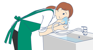 蛇口のシャワーを使用して、流水で目を洗っている人のイラスト。シャワーを上向きにして、腰を曲げて、目を大きく広げてまんべんなく洗う。