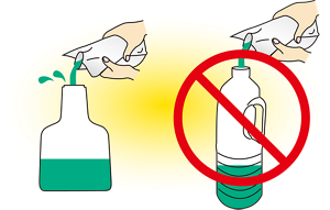 洗浄剤を専用の容器に詰め替えをしているイラストと、異なる容器に詰め替えをしているイラスト。異なる容器に詰め替えをしてはいけない。