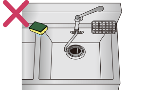 NG例。スポンジをシンクの端に置いて保管しているイラスト。