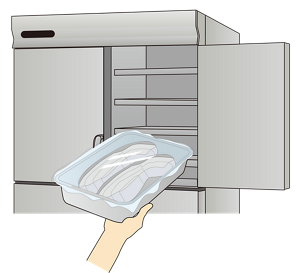 金属製のバットに乗せてラップをした状態した冷凍の魚の切り身を、冷蔵庫の最下段に置いている様子のイラスト。