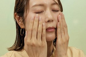 指の腹を密着させて少しずつ塗っていく