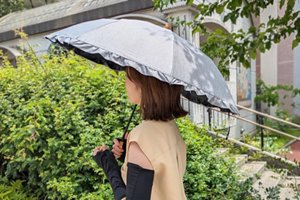 日傘をさす女性