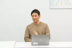 「寝つけない時には目もとを温めることがおすすめ!」と話している石井 駿介さんの写真