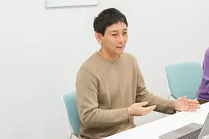 「寝つきが悪い」「寝つけない」と感じる状態について解説している石井 駿介さんの写真