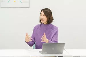 「眠れない夜が続く原因とは」の質問に回答している陳 貞儒さんの写真