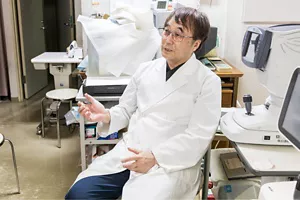 「眼精疲労のおもな原因」について解説している森岡 清史さんの写真