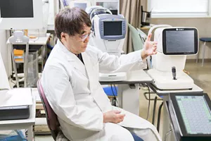 「眼精疲労に関する質問」に回答している森岡 清史さんの写真