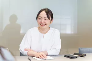 「生理痛が起こる仕組み」について回答している大島 乃里子さんの写真