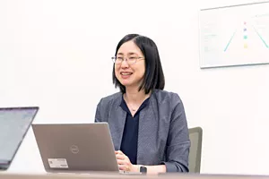 「生理痛を和らげるには蒸気で温めるのが効果的か」について回答している江野口 祐佳さんの写真