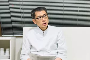 「腰痛の種類とおもな原因」について回答している竹谷内 康修さんの写真